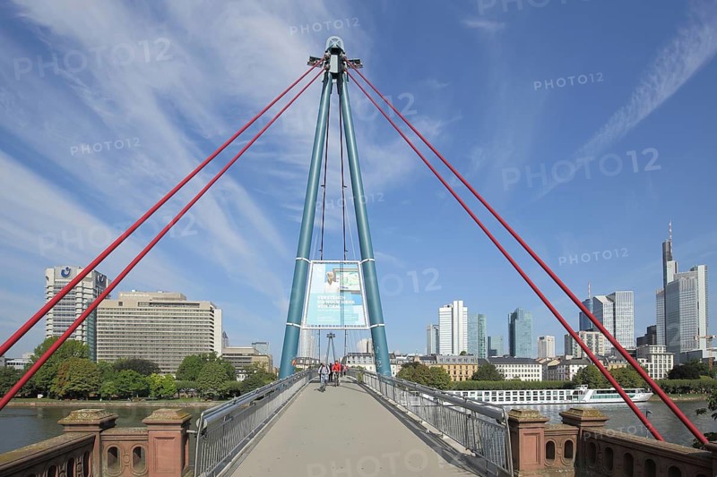 Holbeinsteg and view of skyline, pylon, suspension rope bridge, cityscape with skyscrapers, Frankfurt am Main, Hesse, Germany