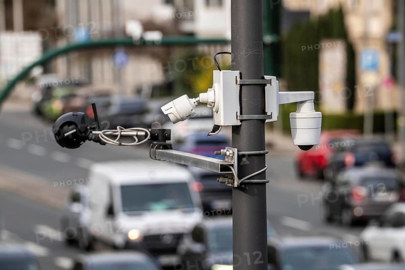 Flir and Vivotek video cameras at a large, busy traffic light intersection, Alfredstraße, B224 and Martinstraße, in Essen, they measure traffic flow, traffic density, recognize traffic jams or free traffic, they should thus ensure good traffic flow in the city, through intelligent traffic light switching that prevents traffic jams and allows traffic flow as much as possible, they collect traffic flow data for traffic planning, Part of a smart city, traffic control system of the city of Essen, North Rhine-Westphalia, Germany