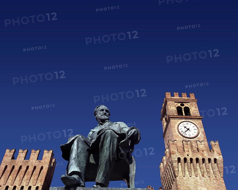 Verdi monument in front of Rocca dei Marchesi Pallavicino, now the city hall, with Teatro Giuseppe Verdi, the Giuseppe Verdi Theatre, Piazza Giuseppe Verdi, Busseto, Province of Parma, Emilia-Romagna, Italy