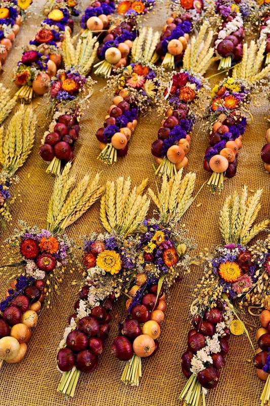 Market stall with onion plaits, traditional harvest jewellery, onion market, Bern, Canton of Bern, Switzerland