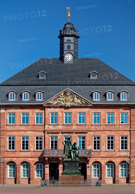Neustadt Town Hall with Brothers Grimm National Monument on the market square, German Fairy Tale Route, Hanau, Hesse, Germany