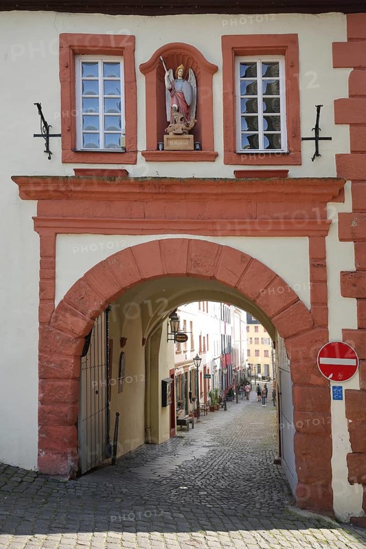 Graacher Tor, historic gatehouse and city gate, Bernkastel-Kues, Middle Moselle, Rhineland-Palatinate, Germany
