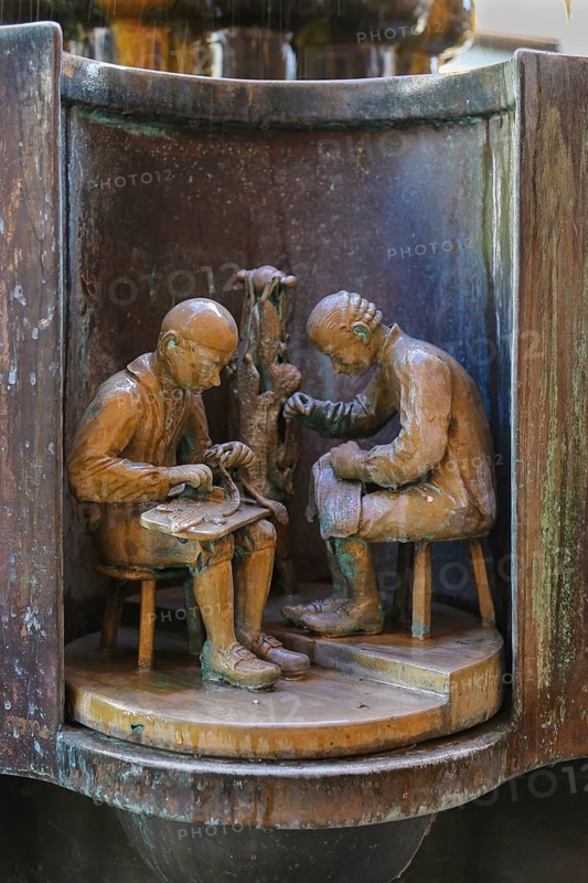 Guild fountain by the sculptor Bonifatius Stirnberg from 1983, guilds, guilds, craftsmen, cast figure, tailor, two men sewing, Reutlingen, Baden-Württemberg, Germany
