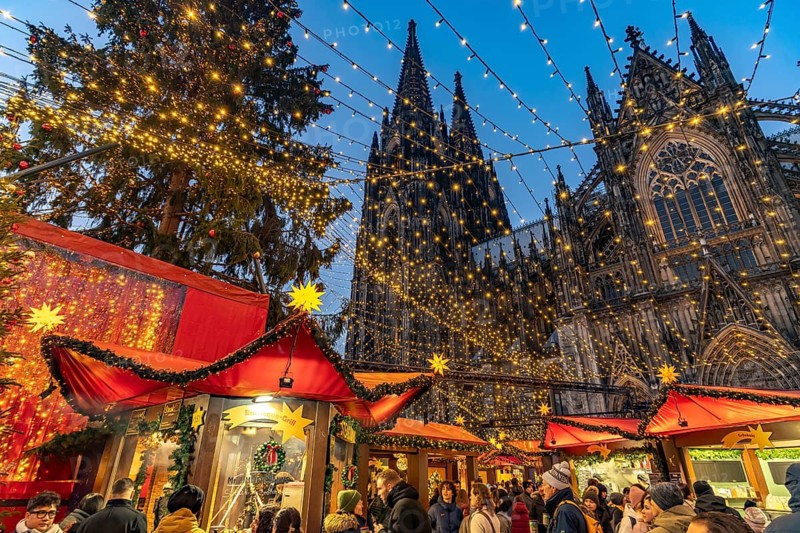 Christmas market at Cologne Cathedral at dusk, Cologne, North Rhine-Westphalia, Germany
