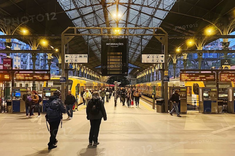 Porto Sao Bento railway station, early morning rush hour in regional traffic in the station concourse, Porto, Portugal