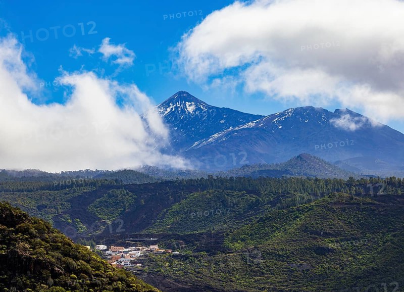 Mountain hike to Risco Blanco, view to Mount Teide, El Molledo, Tenerife, Canary Island, Spain