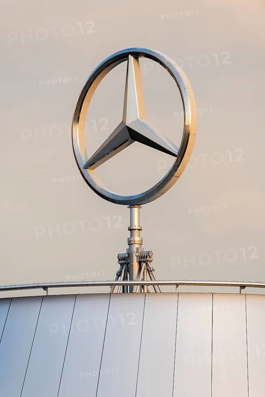 Merdedes star, Daimler, Mercedes-Benz branch, evening atmosphere, Stuttgart-Untertürkheim, Baden-Württemberg, Germany
