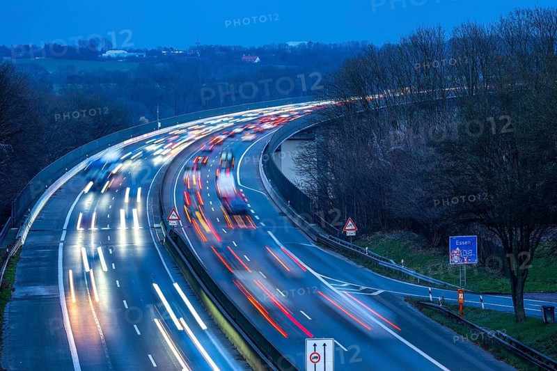 Evening traffic on the A52 motorway, between Düsseldorf and Essen, at the Ruhr Valley Bridge, across the Ruhr near Mülheim-Mintard, partly slow, rush hour traffic, looking north, North Rhine-Westphalia, Germany