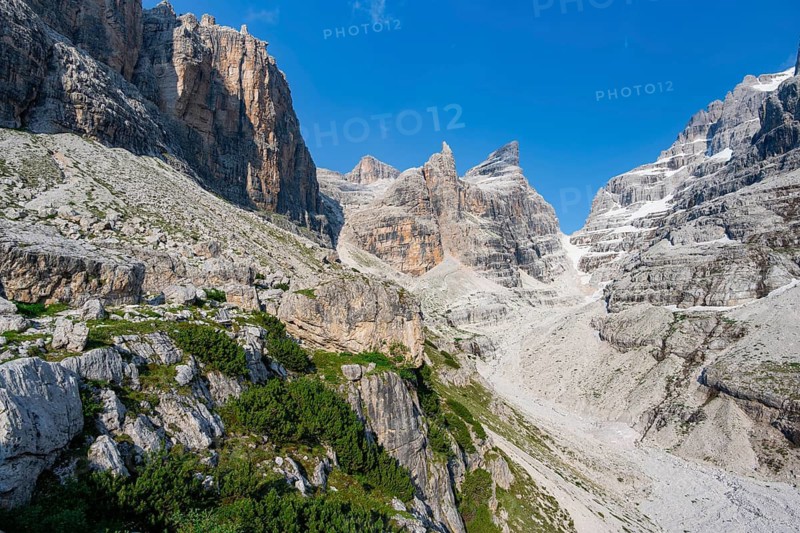 Mountain valley, Castelletto Superiore and Cima Sella peaks, back Scharte Bocca di Tuckett, Brenta Mountains, Brenta, Brenta-Adamello Natural Park, Trentino, Italy