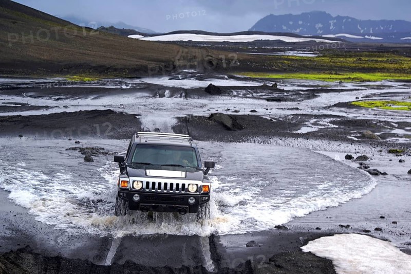 Iceland, Europe, Range Rover in Highlands, Highlands