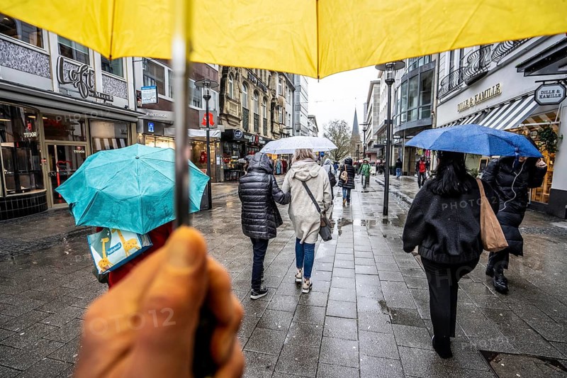 Passers-by in a pedestrian zone, Kettwiger Straße, rainy weather, with umbrella, city center, Essen, North Rhine-Westphalia, Germany