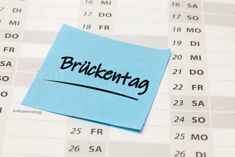 Bridge day symbol image: Close-up of a note with (digitally added) text BRÜCKENTAG on a calendar