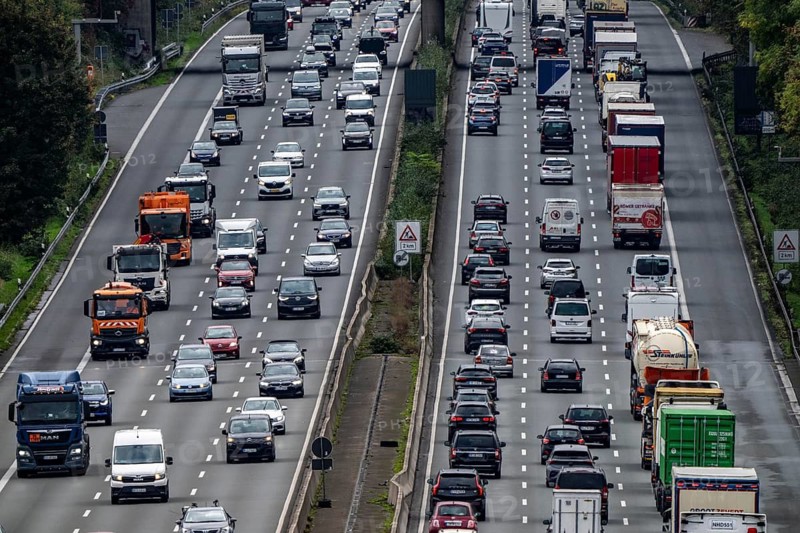 Traffic jam on the A3 motorway between the Hilden junction and the Mettmann junction, view to the south, traffic jam due to construction work, North Rhine-Westphalia, Germany