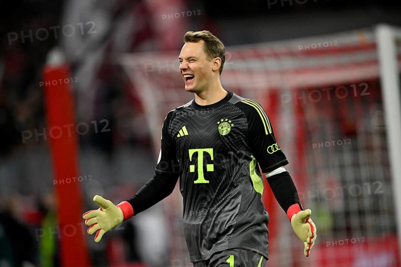 Cheering, goal celebration, goalkeeper Manuel Neuer FC Bayern Munich FCB (01) Football Bundesliga, DFB Cup, Allianz Arena, Munich, Bavaria, Germany
