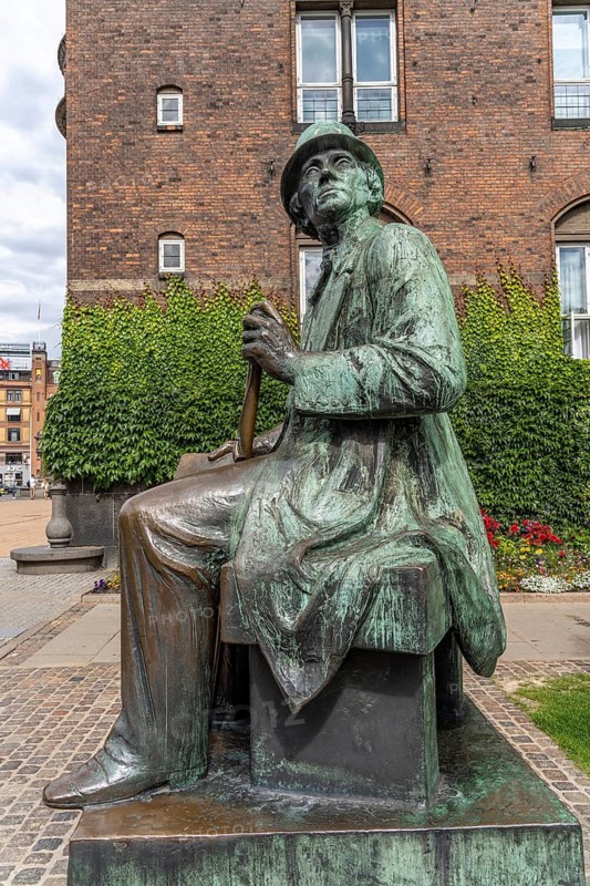 Statue of Hans Christian Andersen on H.C. Andersen's Boulevard Copenhagen, Denmark