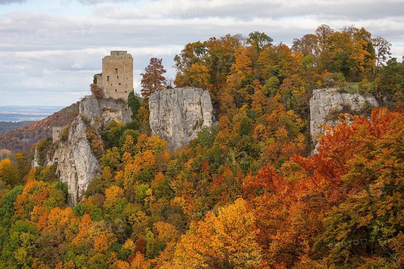 Indian summer on the Swabian Jura in the Nenninger Valley with the ruins of Reussenstein Castle