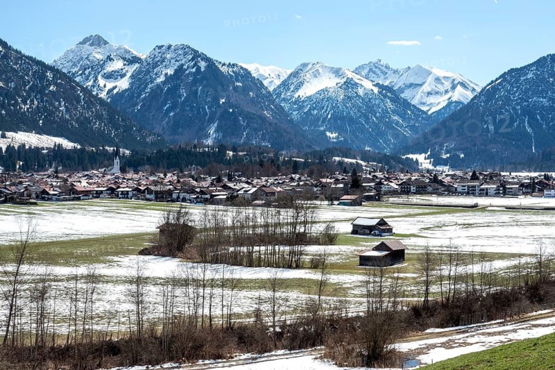 View of Oberstdorf in winter, mountains of the Allgäu Alps behind, snowy landscape, Oberallgäu, Allgäu, Bavaria, Germany