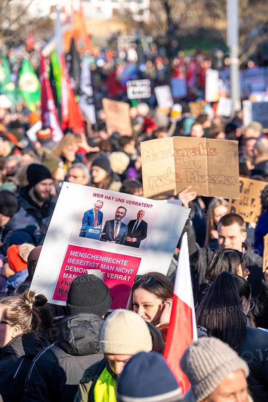Demonstration of more than 14000 people against the AfD and the Merz-CDU and their asylum policy, after a rally the demonstrators marched peacefully for hours through the city centre of Essen, North Rhine-Westphalia, Germany
