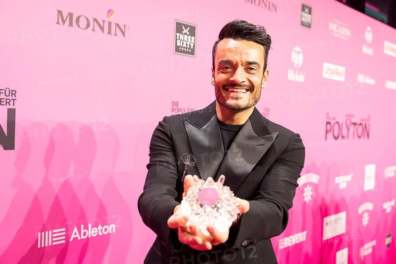 Giovanni Zarrella presents his prize on the Red Carpet following the Polyton 2026 awards ceremony at Berlin's Atelier Gardens on 25.03.2026