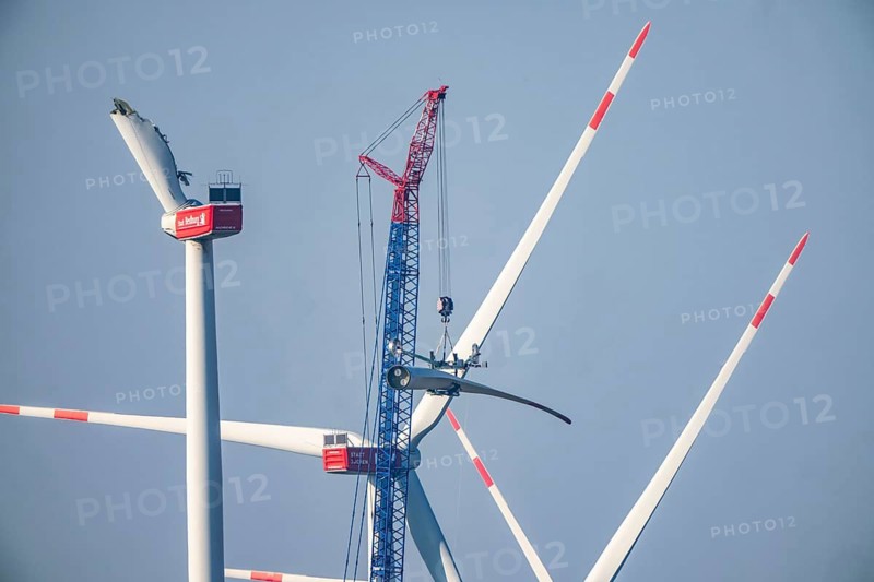 Dismantling a defective wind turbine, dismantling the two intact wings with a large crane, bent blade, in the Bedburg A44n wind farm, in the Garzweiler open-cast mining area, on the A44 motorway, on recultivated lignite mining area, for unknown reasons is a rotor of a Nordex N149/5.7 wind turbine, with a hub height of 164 meters and a total height of 239 meters, an output of 5.7 MW and a rotor diameter of 149 m, bent, the wind turbine is part of a wind farm of a joint venture between the City of Bedburg and RWE Renewables Europe & Australia, North Rhine-Westphalia, Germany