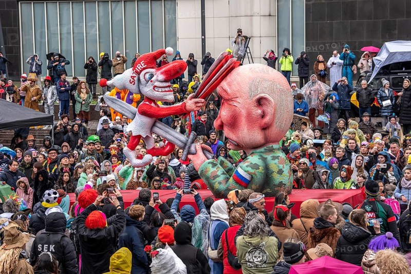 Rose Monday procession in Düsseldorf, theme car by wagon maker Jacques Tilly, Putin impales the symbolic figure of the carnival, Hoppeditz, the satire clown who fights back with the fool's joke, on the subject of court action against Tilly in Russia for his theme cars against Putin and the Ukraine war, North Rhine-Westphalia, Germany