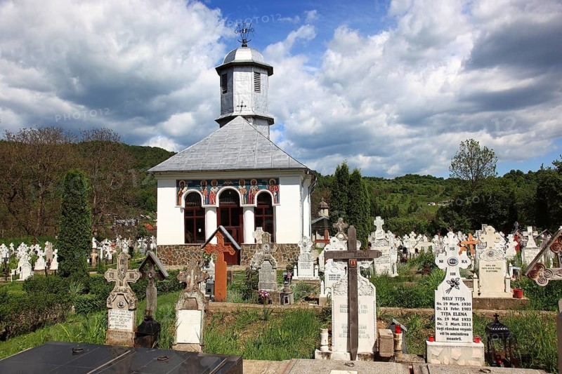 Biserica Sfantul Ierarh Nicolael, Saint Nicholas Church, with cemetery, in the municipality of Bradulet, in Arges County, Romania