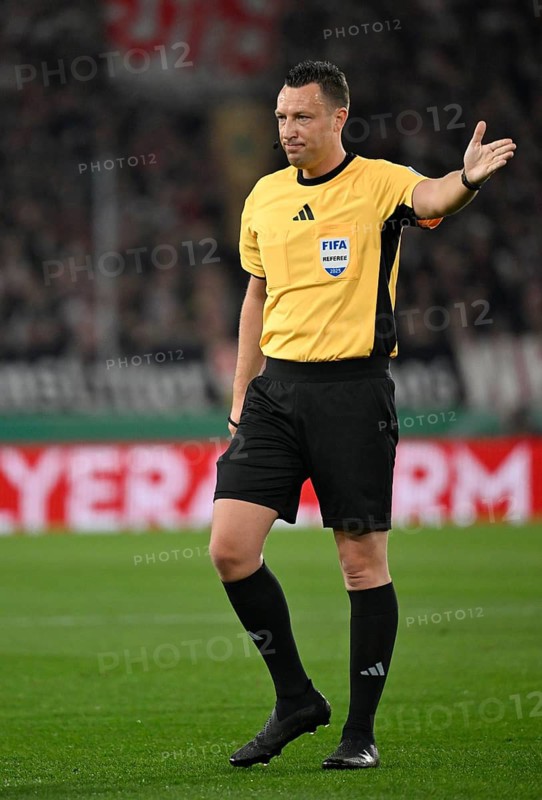 Referee Referee Sven Jablonski Gesture Gesture Semi-final, DFB Cup, MHPArena, MHP Arena Stuttgart, Baden-Württemberg, Germany