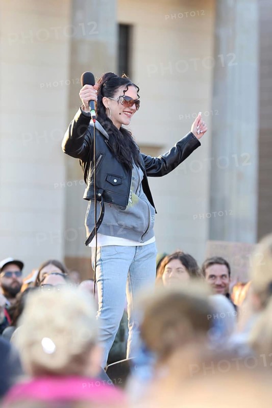 Mariybu at the demonstration against sexualized digital violence - solidarity with all victims on Pariser Platz in Berlin on 22.03.2026