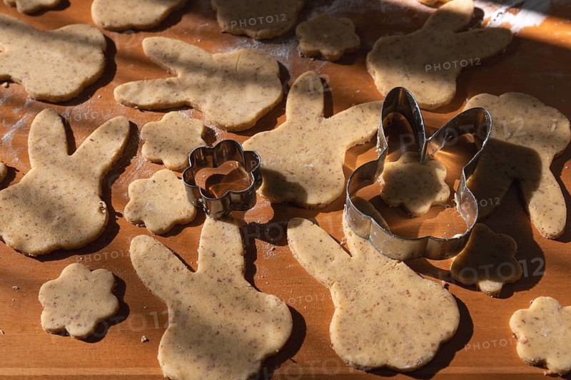 Bunny and flower shaped cookies with two cookie cutters