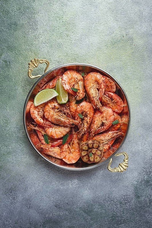 Fried king prawns, in shell, with spices, size 30/40, unpeeled shrimp, homemade, no people