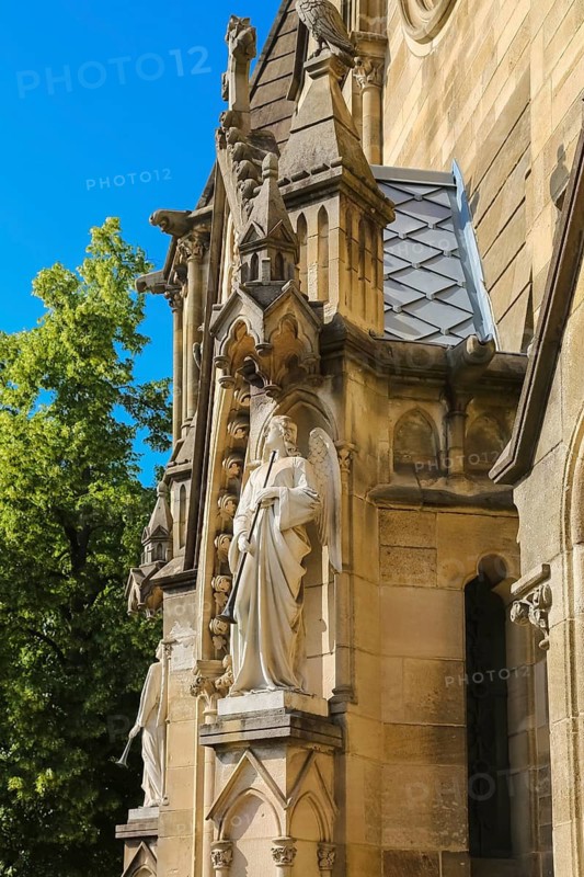 Cemetery Unter den Linden, neo-Gothic St Catherine's Church, church, sacral architecture, angel figure with wings and wind instrument, sculpture, stone figure, Reutlingen, Baden-Württemberg, Germany