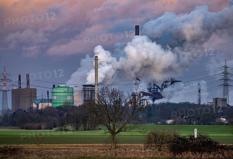 Hüttenwerke Krupp-Mannesmann, HKM in Duisburg-Hüttenheim, 2 blast furnaces, coking plant, extinguishing cloud, on the left the gas power plant, cooling towers, Rheinauen in Duisburg-Mündelheim, North Rhine-Westphalia, Germany