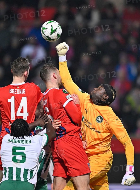 Penalty area scene, goal area scene Goalkeeper Lawrence Ati-Zigi FC St. Gallen (01) Fist defence hits Benedikt Gimber 1. FC Heidenheim 1846 FCH (05) on the head Maximilian Breunig 1. FC Heidenheim 1846 FCH (14) Stephan Ambrosius FC St. Gallen (05) Jozo Stanic FC St. Gallen (04) UEFA Conference League, Voith-Arena, Heidenheim, Baden-Württemberg, Germany