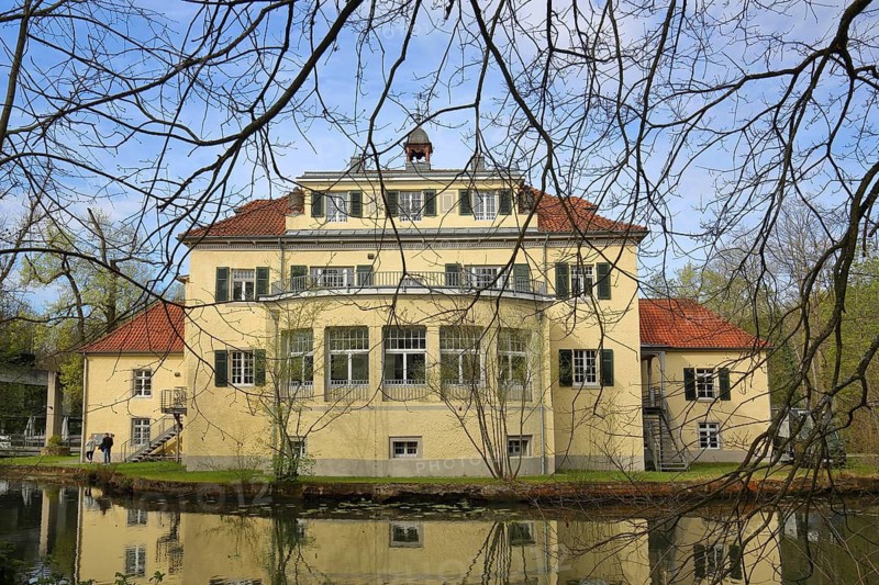 Eulenbroich Castle with reflection in the pond, Wasserschloss, Rösrath, Bergisches Land, North Rhine-Westphalia, Germany