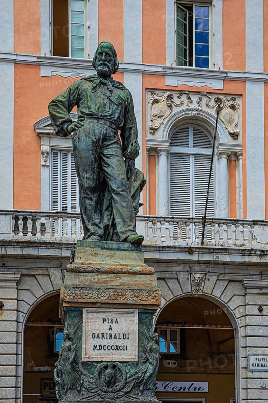 Statue of Giuseppe Garibaldi, Piazza Garibaldi, Pisa, Tuscany, Italy