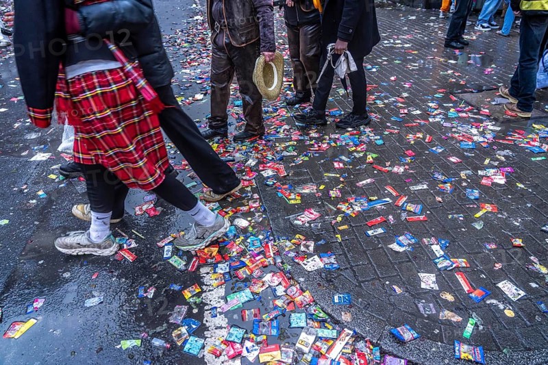 Rose Monday procession in Düsseldorf, remains of camels, confetti, various carnival trash, stuck on the roads along the train path after heavy rainfall, remnants of the procession, North Rhine-Westphalia, Germany