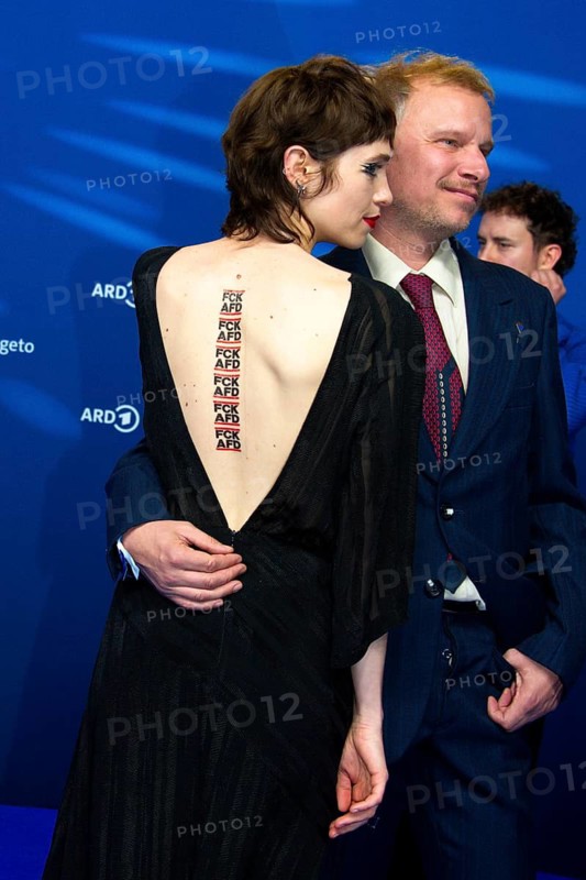 Lia von Blarer: FCK AFD, ARD BLUE HOUR 2025, Photo Call, Hotel Telegraphenamt, Berlin, 14.02.2025