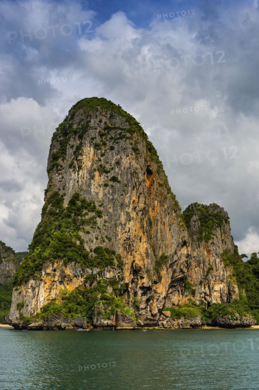 Island landscape near Krabi, stormy sky, thunderstorm, cloudy, weather, sky, storm clouds, nature, force of nature, sea, ocean, island, seascape, travel, tourism, seascape, climate, climate change, horizon, tropical, monsoon, season, season, holiday, chalk cliffs, exotic, bay, bay of the sea, rock, rocky, sandstone cliffs, coast, coastal landscape, landscape, nature, natural landscape, Siam, paradise, holiday paradise, seascape, Railay beach, Phuket, Thailand