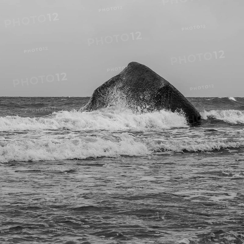 Surf on Schwanenstein, boulder in the sea, Hankenufer, Lohme, Jasmund, Rügen, island, Baltic Sea, Mecklenburg-Western Pomerania, Germany