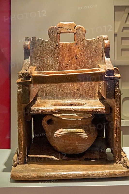 Potty from the time of William Shakespeare, Shakespeare Centre, Stratford-upon-Avon, Warwickshire, England, Great Britain