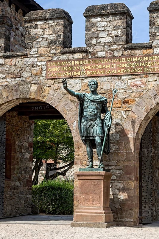 Main gate, Porta Praetoria with bronze statue of Emperor Antoninus Pius, plaque with inscription for Wilhelm II, Saalburg Roman fort, reconstructed cohort fort, museum, archaeological park, Upper Germanic Raetian Limes, border of the Roman Empire, Bad Homburg vor der Höhe, Taunus, Hesse, Germany