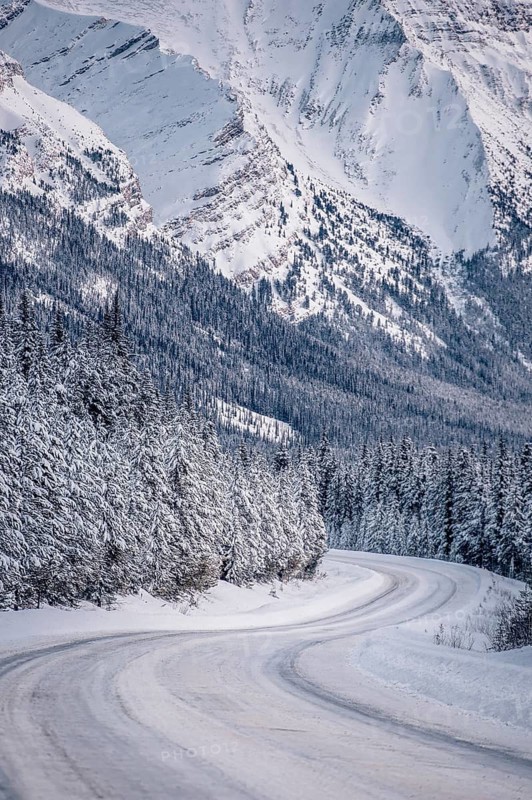 Winter road trip on the Icefields Parkway with lots of snow and ice, Banff National Park, Jasper National Park, Alberta, Canada