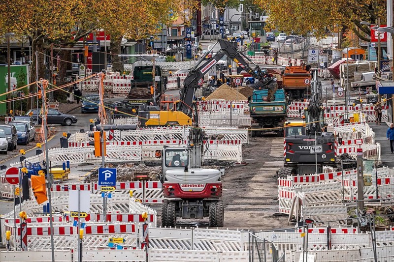 Large-scale construction site on Alleestrasse in downtown Bochum, road construction, construction of new cycle lanes, sidewalks, road surfaces, renewal of canals and water collection systems, trenches, for rainwater, greening, sustainable and modern road conversion, North Rhine-Westphalia, Germany