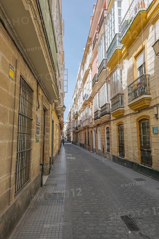 Narrow alley in the old town of Cádiz, Spain