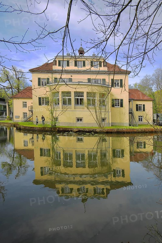 Eulenbroich Castle with reflection in the pond, Wasserschloss, Rösrath, Bergisches Land, North Rhine-Westphalia, Germany