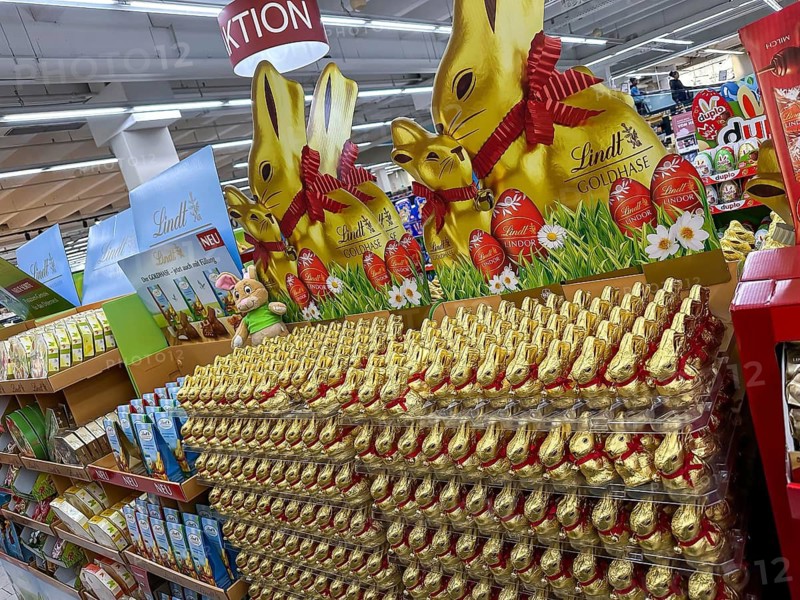 Chocolate Easter bunnies have become expensive and are often slow-keepers in supermarkets. The reason for inflation is, among other things, higher raw material prices. Golden bunnies from Lindt. Stuttgart, Baden-Württemberg, Germany