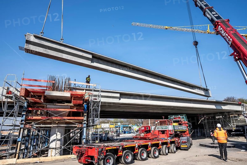 First part of the assembly of the new, 120-meter-long A516 motorway bridge, across Teutoburger Straße in Oberhausen-Sterkrade, 2 large cranes lift the 24 bridge sections weighing up to 121 tons and up to 40 meters long, which are then connected by tendons using a globally unique process, the prefabrication of the bridge parts and the construction process reduces the construction time from 24 to 7 months, per direction, the bridge, built in 1970 was severely damaged, traffic continues to roll on the still existing West Bridge, after which the Completion of this bridge, the western part is also demolished and then rebuilt, traffic rolls in one lane on the new bridge, North Rhine-Westphalia, Germany
