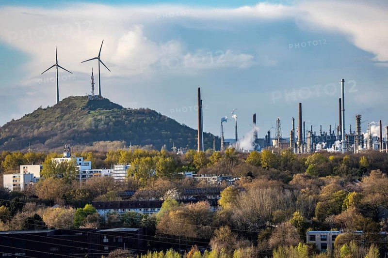 Ruhr Öl GmbH BP Gelsenkirchen, refinery, in Gelsenkirchen-Scholven, production of products from mineral oil, gasoline, diesel, kerosene, Halde Scholven, with 2 wind turbines, North Rhine-Westphalia, Germany