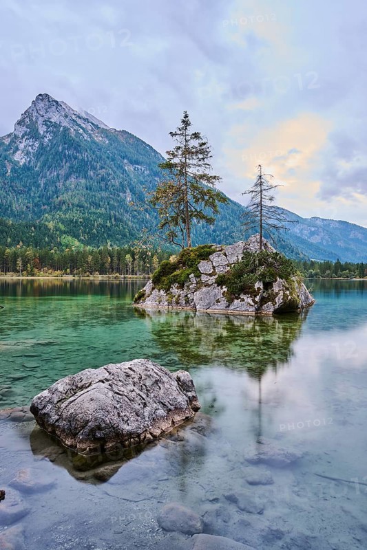 Hintersee in autumn colours, Ramsau, Berchtesgaden National Park, Berchtesgadener Land district, Upper Bavaria, Bavaria, Germany