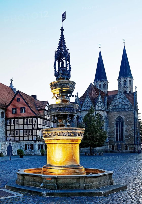 Old Town Market in the evening, the central square of the old town centre, Traditionsinsel, Braunschweig, Lower Saxony, Germany
